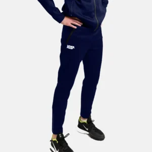 Marinblå KOSA joggers Team Basic med vattentäta dragkedjor, sedda snett framifrån.