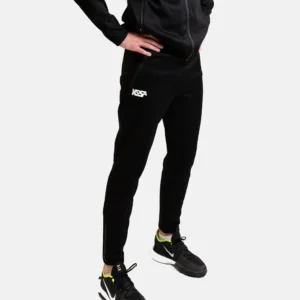 Svarta KOSA joggers Team Basic med vattentäta dragkedjor, sedda snett framifrån.