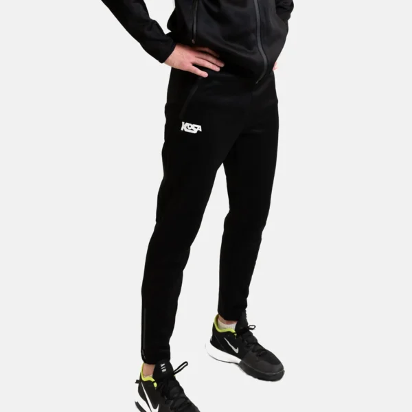 Svarta KOSA joggers Team Basic med vattentäta dragkedjor, sedda snett framifrån.