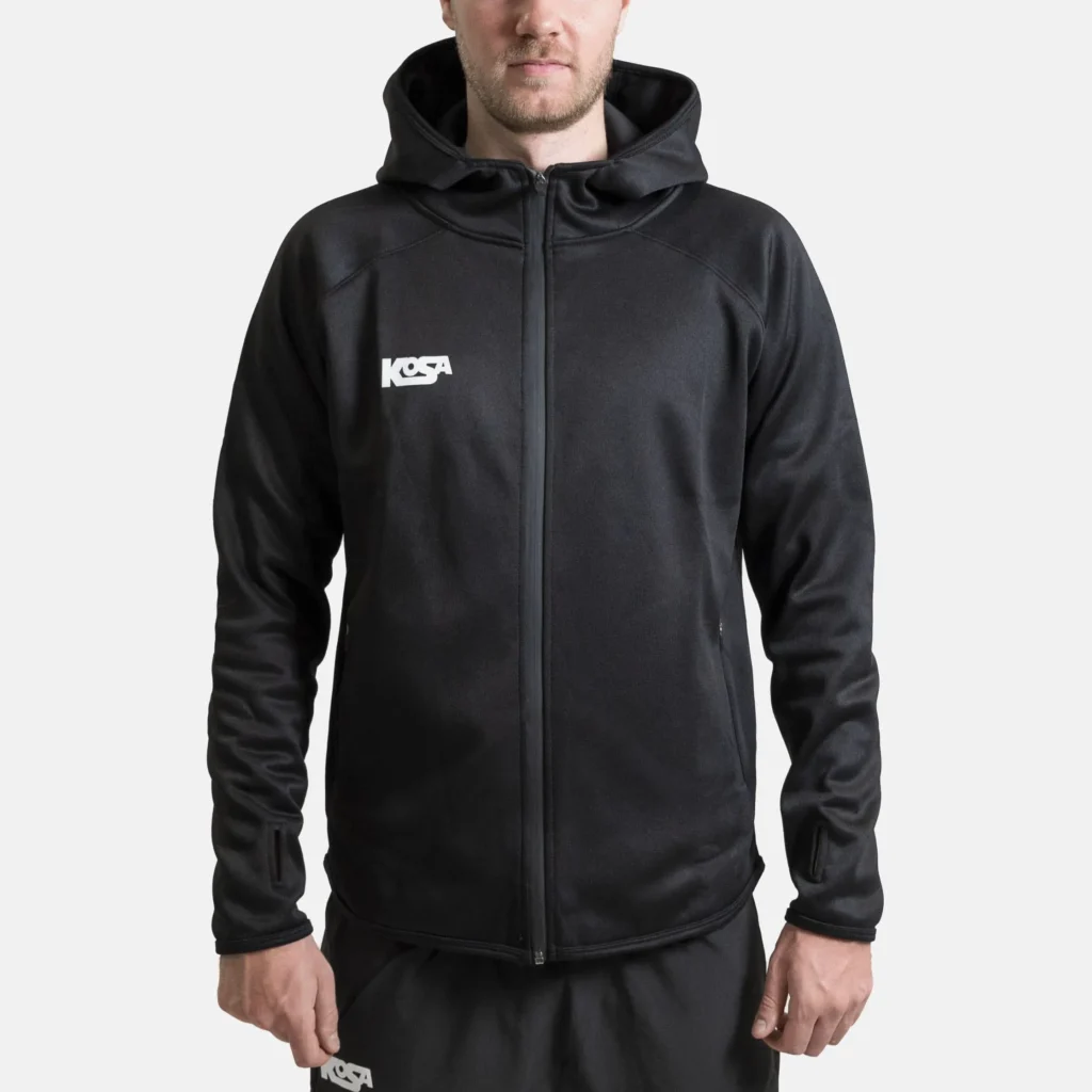 Kosa Zip Hoodie Team Core svart framifrån – funktionströja med klassisk logga och vattentäta dragkedjor.