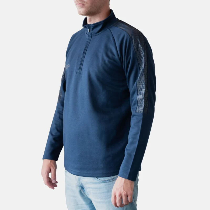 Manlig modell i marinblå Kosa Classic träningströja med mönstrade ärmar.