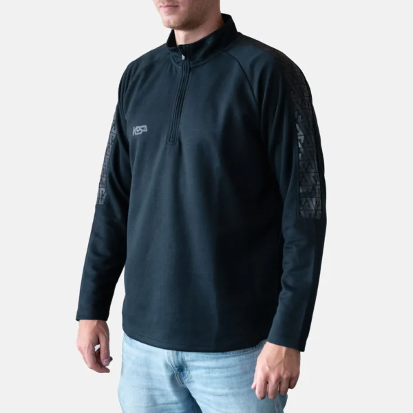 Manlig modell i svart Kosa Classic träningströja med mönstrade ärmar.